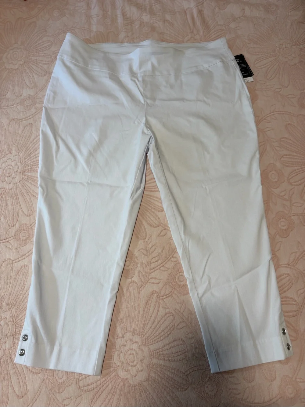 NWT Counterparts White Cropped Button-Hem Capris